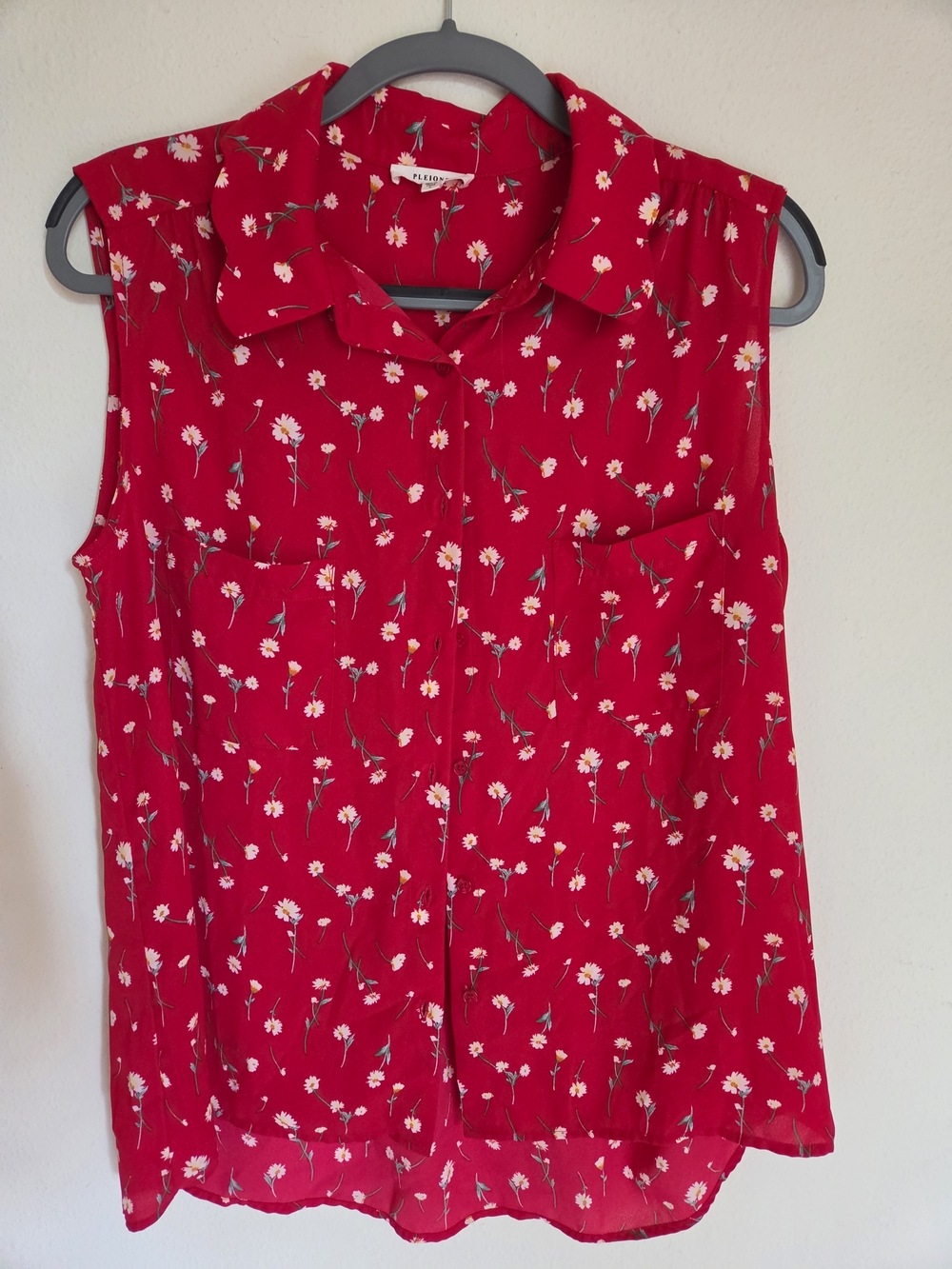 Pleione Red Sleeveless Floral Button-Front Blouse